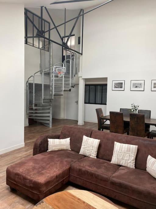 Loft Proche Centre Ville Hotes Habitant A L Etage Laval  Exterior photo